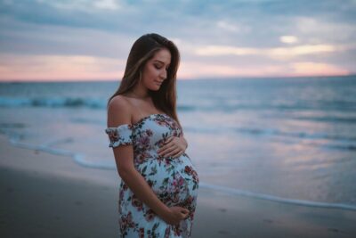New mom bathing her newborn – baby care advice New mom bathing her newborn – baby care advice